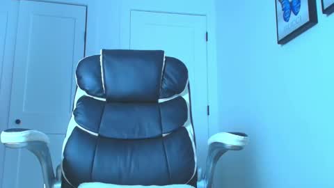 Snapshot of mishellhadid chatting on 01.16.26 instagram mishell hadid online show from 01.16.26