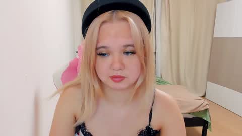 Snapshot of miss__selena chatting on 12.19.24 miss__selena online show from 12.19.24