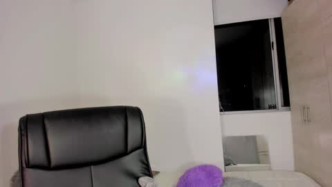 Snapshot of miss_myers chatting on 01.18.25 Goddess Myers thumb up is important for me kisses online show from 01.18.25