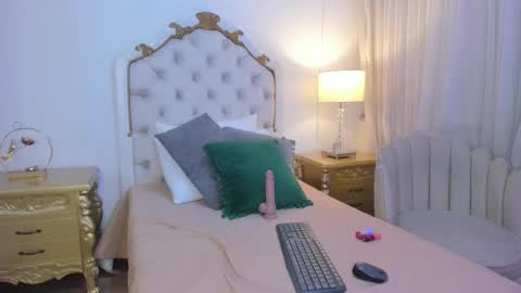 Snapshot of miss_vivienne chatting on 11.26.25 miss vivienne online show from 11.26.25