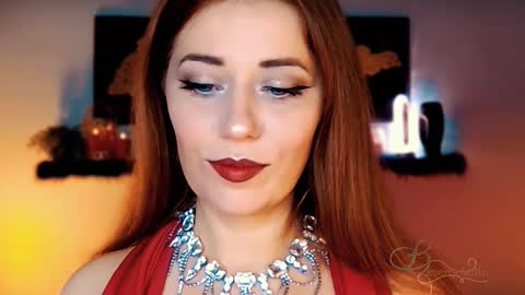 Snapshot of missbeverlymills chatting on 11.14.25 The divine Beverly online show from 11.14.25