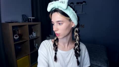 Snapshot of misschaotic_ chatting on 09.11.25 Shelley online show from 09.11.25