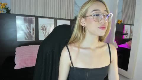 Snapshot of misscheelsee_as chatting on 10.01.25 misscheelsee_as online show from 10.01.25