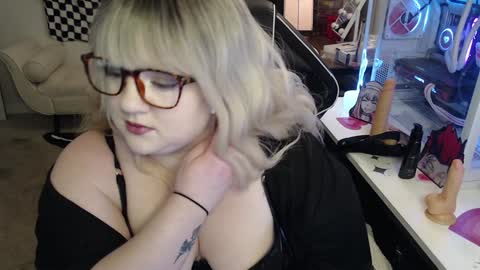 missdanibluee online show from 12.19.24
