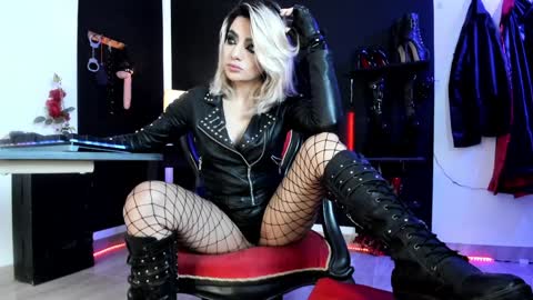 Snapshot of missdarklady chatting on 12.17.24 Missdarklady online show from 12.17.24