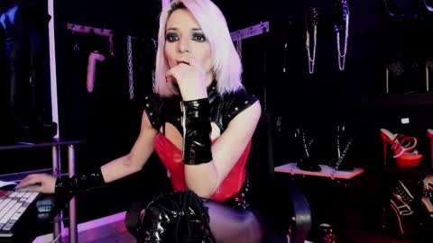 Snapshot of missdarklady chatting on 10.17.25 Missdarklady online show from 10.17.25