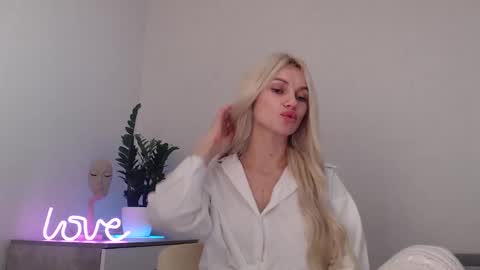 Snapshot of missemma1111 chatting on 01.06.25 EMMA online show from 01.06.25