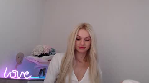 Snapshot of missemma1111 chatting on 01.12.25 EMMA online show from 01.12.25