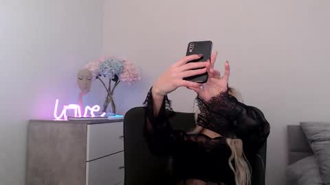 Snapshot of missemma1111 chatting on 01.21.25 EMMA online show from 01.21.25