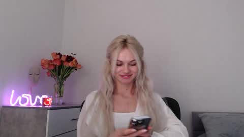 Snapshot of missemma1111 chatting on 02.16.25 EMMA online show from 02.16.25