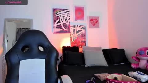 Snapshot of misshuntt3rs chatting on 03.08.25 Annie online show from 03.08.25