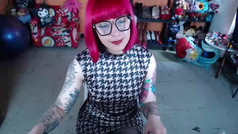 Miss Mia online show from 11.28.25