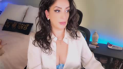 Snapshot of missmina chatting on 10.25.25 Mina online show from 10.25.25