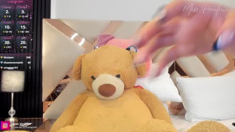 Snapshot of misspaulina__ chatting on 02.01.25 Pau Giraldo online show from 02.01.25