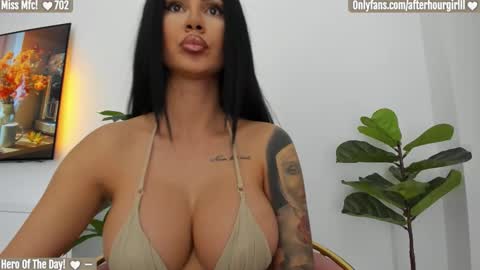 Snapshot of misspinkroom chatting on 10.23.25 Renata online show from 10.23.25