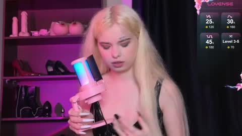 Snapshot of missslola chatting on 12.06.24 Misss Lola Angel online show from 12.06.24