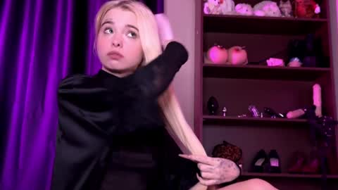 Snapshot of missslola chatting on 01.06.25 Misss Lola Angel online show from 01.06.25