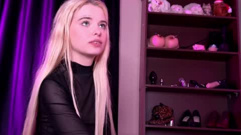 Snapshot of missslola chatting on 01.06.25 Misss Lola Angel online show from 01.06.25