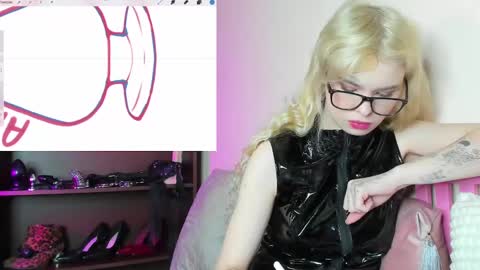 Snapshot of missslola chatting on 02.14.25 Misss Lola Angel online show from 02.14.25