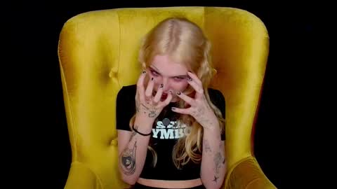 Snapshot of missslola chatting on 09.15.25 Misss Lola Angel online show from 09.15.25