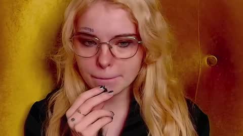 Snapshot of missslola chatting on 09.28.25 Misss Lola Angel online show from 09.28.25