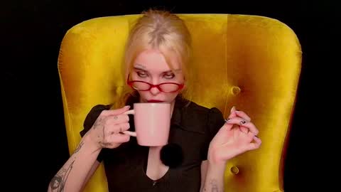 Snapshot of missslola chatting on 10.01.25 Misss Lola Angel online show from 10.01.25