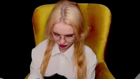 Snapshot of missslola chatting on 10.05.25 Misss Lola Angel online show from 10.05.25