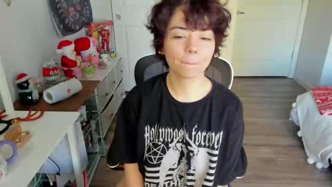 Snapshot of missvanessajune chatting on 11.30.25 V Nessa online show from 11.30.25