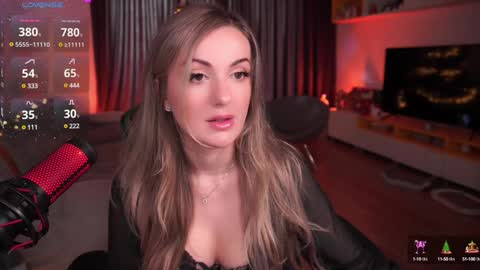 Snapshot of misswiney chatting on 01.04.25 Winey online show from 01.04.25