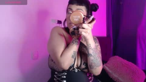 Snapshot of mistress_ditta2 chatting on 02.13.25 online show from 02.13.25