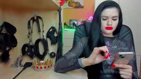 Snapshot of mistress_kristi chatting on 10.01.25 Mistress Kristi online show from 10.01.25