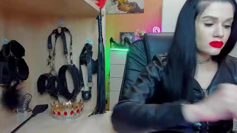Snapshot of mistress_kristi chatting on 10.20.25 Mistress Kristi online show from 10.20.25