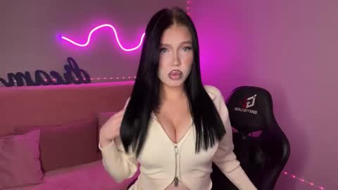 Snapshot of mistress_of_hearts chatting on 11.13.25 Mia online show from 11.13.25