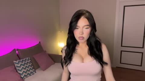 Snapshot of mistress_of_hearts chatting on 11.24.25 Mia online show from 11.24.25