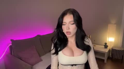 Snapshot of mistress_of_hearts chatting on 11.30.25 Mia online show from 11.30.25