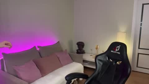 Snapshot of mistress_of_hearts chatting on 12.05.25 Mia online show from 12.05.25