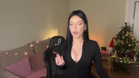 Snapshot of mistress_of_hearts chatting on 12.19.25 Mia online show from 12.19.25