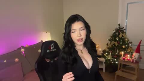 Snapshot of mistress_of_hearts chatting on 12.20.25 Mia online show from 12.20.25