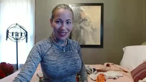 Snapshot of mizxtrix chatting on 10.27.25 MizXtrix online show from 10.27.25