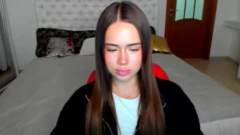 Snapshot of mmm_bananaa_ chatting on 10.16.25 Beata online show from 10.16.25
