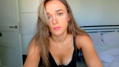 Snapshot of mmminnie chatting on 09.11.25 mmminnie online show from 09.11.25