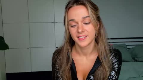 Snapshot of mmminnie chatting on 09.18.25 mmminnie online show from 09.18.25