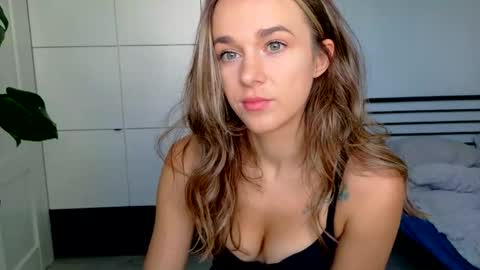 Snapshot of mmminnie chatting on 09.25.25 mmminnie online show from 09.25.25