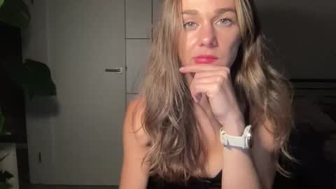 Snapshot of mmminnie chatting on 10.01.25 mmminnie online show from 10.01.25