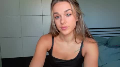 Snapshot of mmminnie chatting on 10.07.25 mmminnie online show from 10.07.25