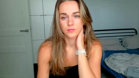 Snapshot of mmminnie chatting on 10.11.25 mmminnie online show from 10.11.25