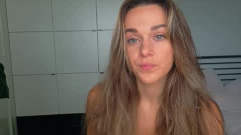 Snapshot of mmminnie chatting on 10.17.25 mmminnie online show from 10.17.25