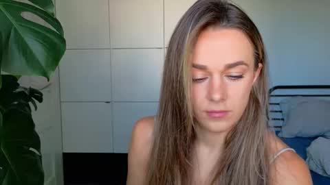 Snapshot of mmminnie chatting on 10.21.25 mmminnie online show from 10.21.25