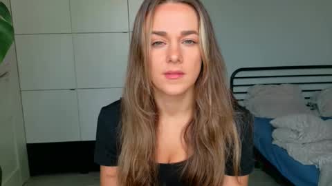 Snapshot of mmminnie chatting on 10.22.25 mmminnie online show from 10.22.25