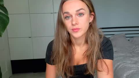 Snapshot of mmminnie chatting on 10.24.25 mmminnie online show from 10.24.25